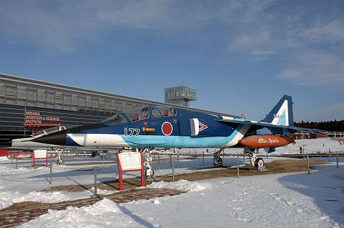 （沢）200105 三沢航空科学博物館 3-1（T-2 ブルーインパルス仕様）-s