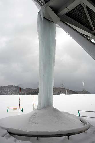 （青）200127 新総合運動公園 青い森アリーナ 巨大氷柱2-7-s